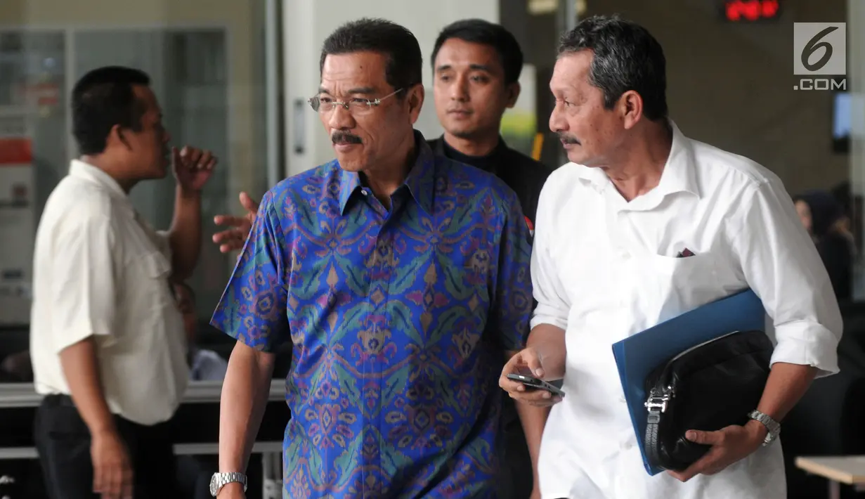 Mantan Menteri Dalam Negeri (Mendagri), Gamawan Fauzi seusai pemeriksaan di Gedung KPK, Jakarta, Kamis (3/5). Gamawan diperiksa sebagai saksi untuk mantan Kepala Pusat Data dan Sistem Informasi Setjen Kemendagri Dudy Jocom. (Merdeka.com/Dwi Narwoko)
