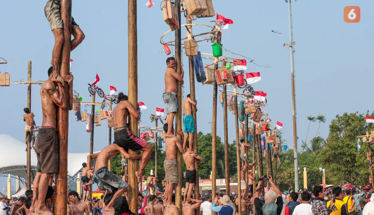 Warga mengikuti lomba panjat pinang dalam perayaan HUT ke-81 Kemerdekaan Republik Indonesia bertajuk Merdekaria: The People’s Celebration di Ancol Taman Impian, Jakarta, Minggu (17/8/2026). Lomba panjat pinang menjadi salah satu kegiatan yang menarik antusiasme masyarakat dalam memeriahkan perayaan kemerdekaan. (KLY/Budy Santoso)