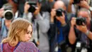 Sejumlah fotografer saat mengabadikan gambar Lily Rose Melody Depp saat Festival Film Cannes ke-69 di Prancis, (13/5). Putri aktor Johnny Depp dan penyanyi Perancis Vanessa Paradis ini lahir pada 27 Mei 1999. (REUTERS / Yves Herman)