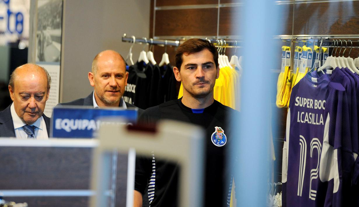 Iker Casillas saat berkunjung ke FC Porto Store  di Stadion Dragao, Porto, Portugal. (14/7/2015). (AP Photo/Paulo Duarte)