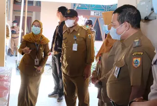 Bupati Pemalang Anom Widiyantoro (tengah) membuka kegiatan Tracing Tuberkulosis (TBC) Terintegrasi di Kantor Lurah Mulyoharjo, Senin (27/07/2026).