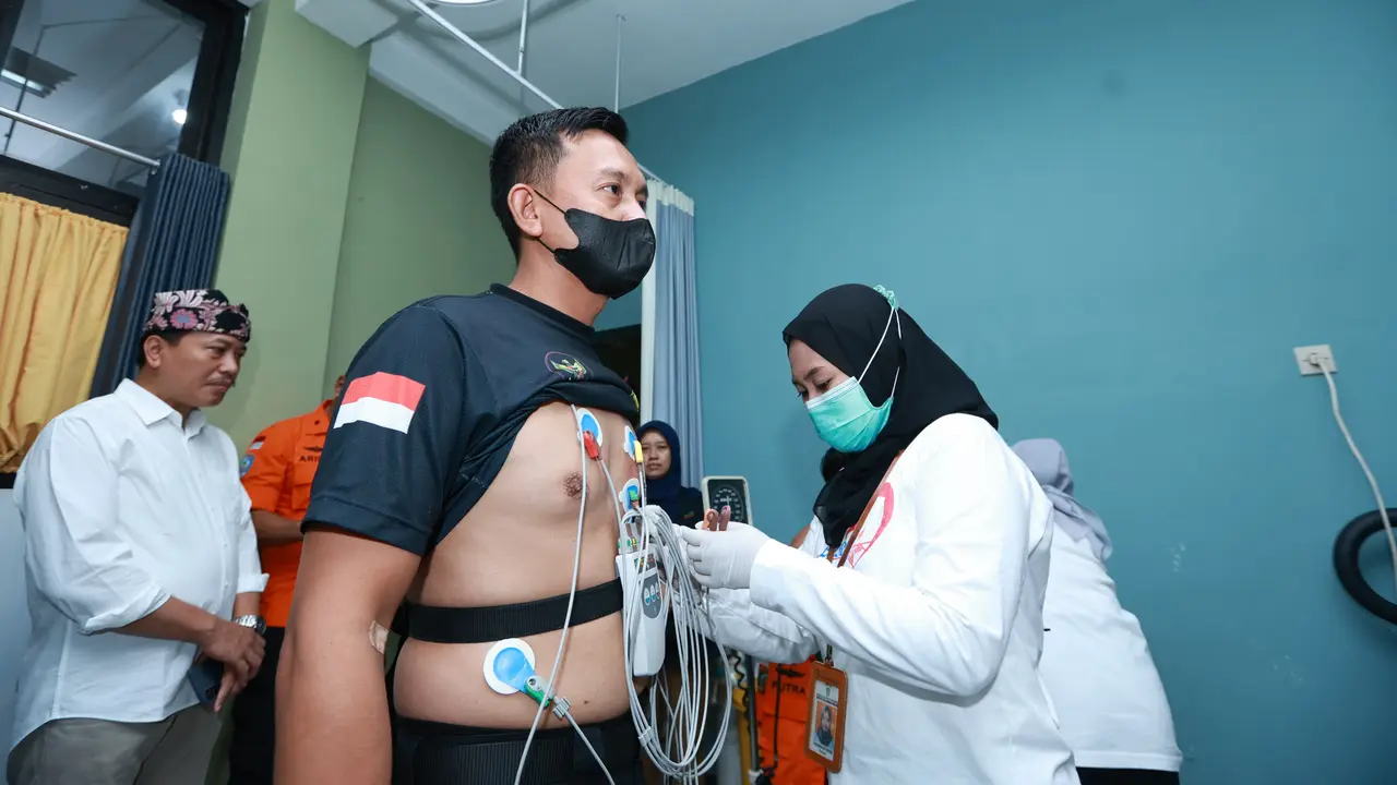 Proses pemerikaan kesehatan tim penyelam sebelum melakukan pencarian korban tenggelamnya KMP Tunu Pratama Jaya di Selat Bali (Istimewa)