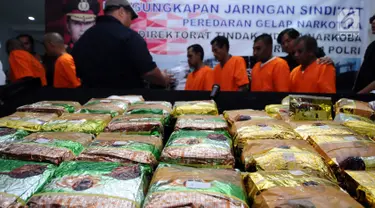 Barang bukti narkotika berikut tersangka diperlihatkan petugas Dir IV Bareskrim Mabes Polri saat rilis di Jakarta, Senin (16/10). Dir IV Mabes Polri beserta Bea Cukai menggagalkan masuknya sabu seberat 30 kilogram. (Liputan6.com/Helmi Fithriansyah)