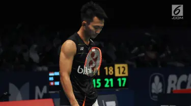 Pebulutangkis unggulan keempat, Ihsan Maulana Mustofa tertunduk saat laga melawan pemain Hongkong, Wei Nan di kualifikasi Indonesia Open 2017 di Jakarta Convention Centre, Senin (12/6). Ihsan kalah 21-15, 18-21. 13-21. (Liputan6.com/Helmi Fithriansyah)