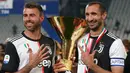 Bek Juventus, Andrea Barzagli dan Giorgio Chiellini berpose dengan Piala Liga Italia Serie A di Stadion Allianz, Turin (19/5/2019). Juventus meraih gelar scudetto kedelapan secara beruntun sekaligus rekor baru. (AP Photo/Antonio Calanni)
