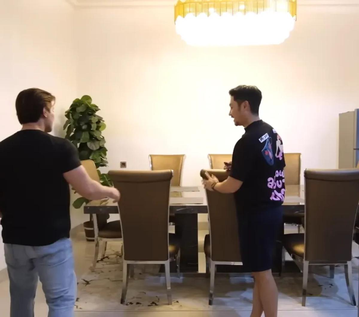 Tak jauh dari living room, ada ruang makan. Di tempat ini Angga Wijaya dan keluarga makan bersama.

"Ini tempat makan," kata Angga Wijaya.