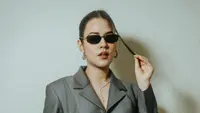 6 Pose Raisa Tetap Kerja di Liburan Natal dan Tahun Baru 2026: Memang Ada Apa Harus Libur? Ya Kerjalah
