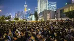 Sejumlah mahasiswa duduk menghadiri rapat umum di Edinburgh Place di Hong Kong (22/8/2019). Pemimpin mahasiswa Hong Kong memboikot perkuliahan selama dua minggu. (AFP Photo/Anthony Wallace)