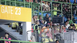 Pelatih kepala Timnas Indonesia, Patrick Kluivert (tengah) bersama asisten pelatih Alex Pastoor (kiri), Gerald Vanenburg (kedua kiri), dan Denny Lanzaat duduk di tribune VIP saat menyaksikan laga Persija Jakarta melawan PSBS Biak dalam laga lanjutan BRI Liga 1 2024/2025 di Stadion Patriot Candrabhaga, Bekasi, Minggu (02/02/2025). (Bola.com/Bagaskara Lazuardi)