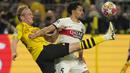 Bek PSG, Marquinhos (kanan) berebut bola dengan gelandang Borussia Dortmund, Julian Brandt pada laga leg pertama semifinal Liga Champions 2023/2024 di Signal Iduna Park Stadium, Dortmund, Rabu (1/5/2024). (AP Photo/Matthias Schrader)