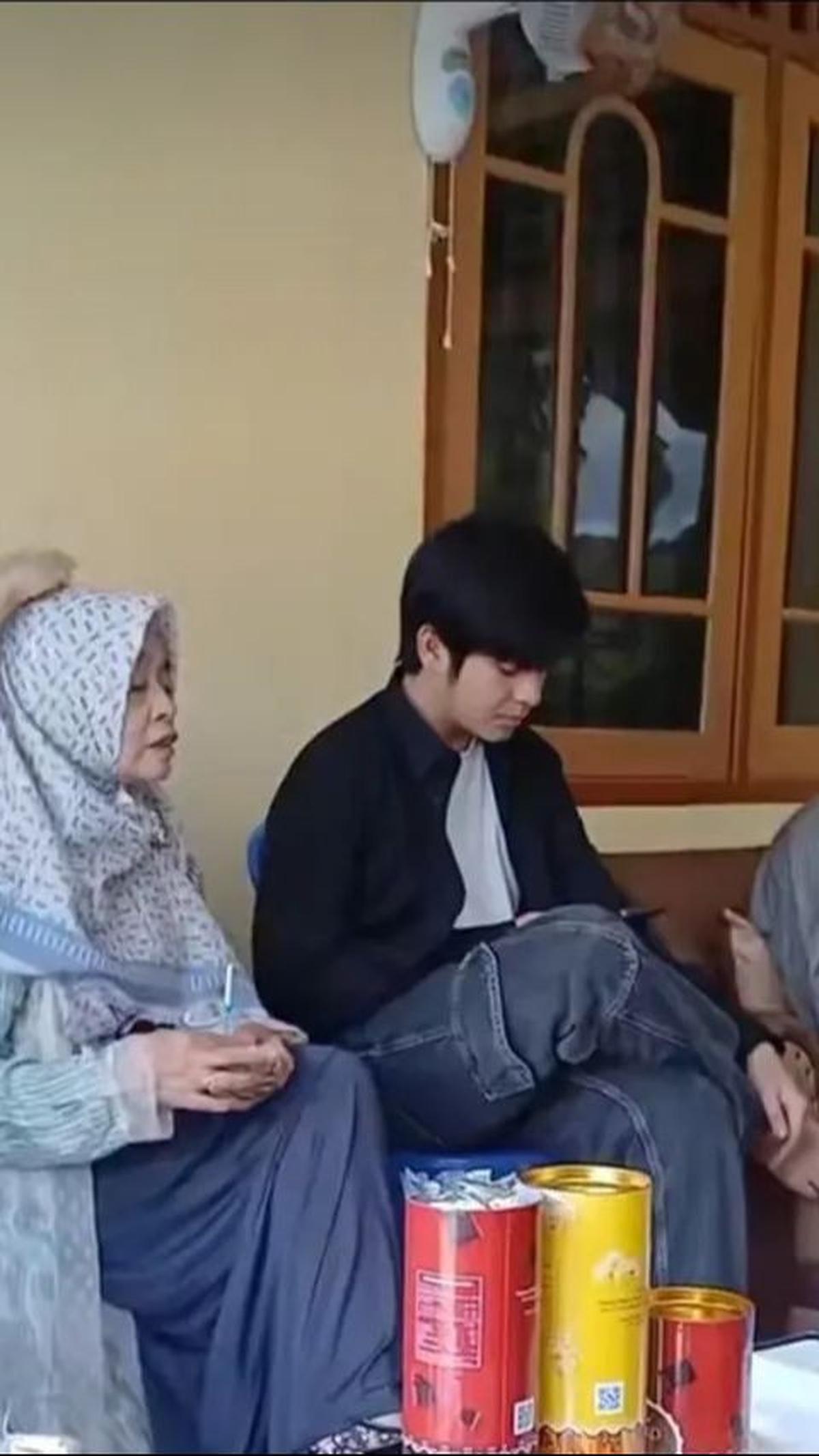 Angga tak menyadari bahwa ada yang merekam momen kebersamaannya dengan keluarga saat Lebaran tahun ini.