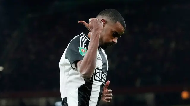 Selebrasi Alexander Isak dalam laga semifinal leg pertama Carabao Cup 2024/2025 antara Arsenal vs Newcastle, Rabu (8/1/2025). (c) AP Photo/Kirsty Wigglesworth
