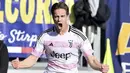 Pemain Juventus, Kenan Yildiz, melakukan selebrasi setelah mencetak gol ke gawang Frosinone pada laga lanjutan Liga Italia di Stadion Benito Stirpe, Sabtu (23/12/2023). Gelandang muda Juventus, Kenan Yildiz, sukses menjawab kepercayaan Allegri dengan baik. (LaPresse via AP/Alfredo Falcone)