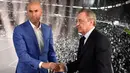 Presiden Real Madrid Florentino Perez menjabat tangan Zinedine Zidane (kiri) usai menjadi pelatih klub tersebut di stadion Santiago Bernabeu, Senin (4/1/2016). Zidane menggantikan Rafael Benitez yang baru saja dipecat manajemen. (AFP PHOTO/GERARD JULIEN)