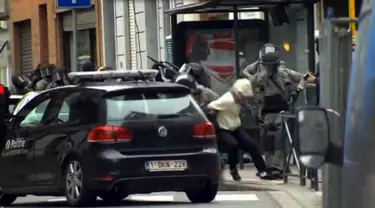 Polisi Belgia menangkap Salah Abdeslam, tersangka pelaku pemboman di Paris, di Molenbeek, Brussels, Belgia, (18/3). Abdeslam diamankan setelah tembak-menembak dengan petugas kepolisian di Brussels pada hari Jumat. (REUTERS/VTM)