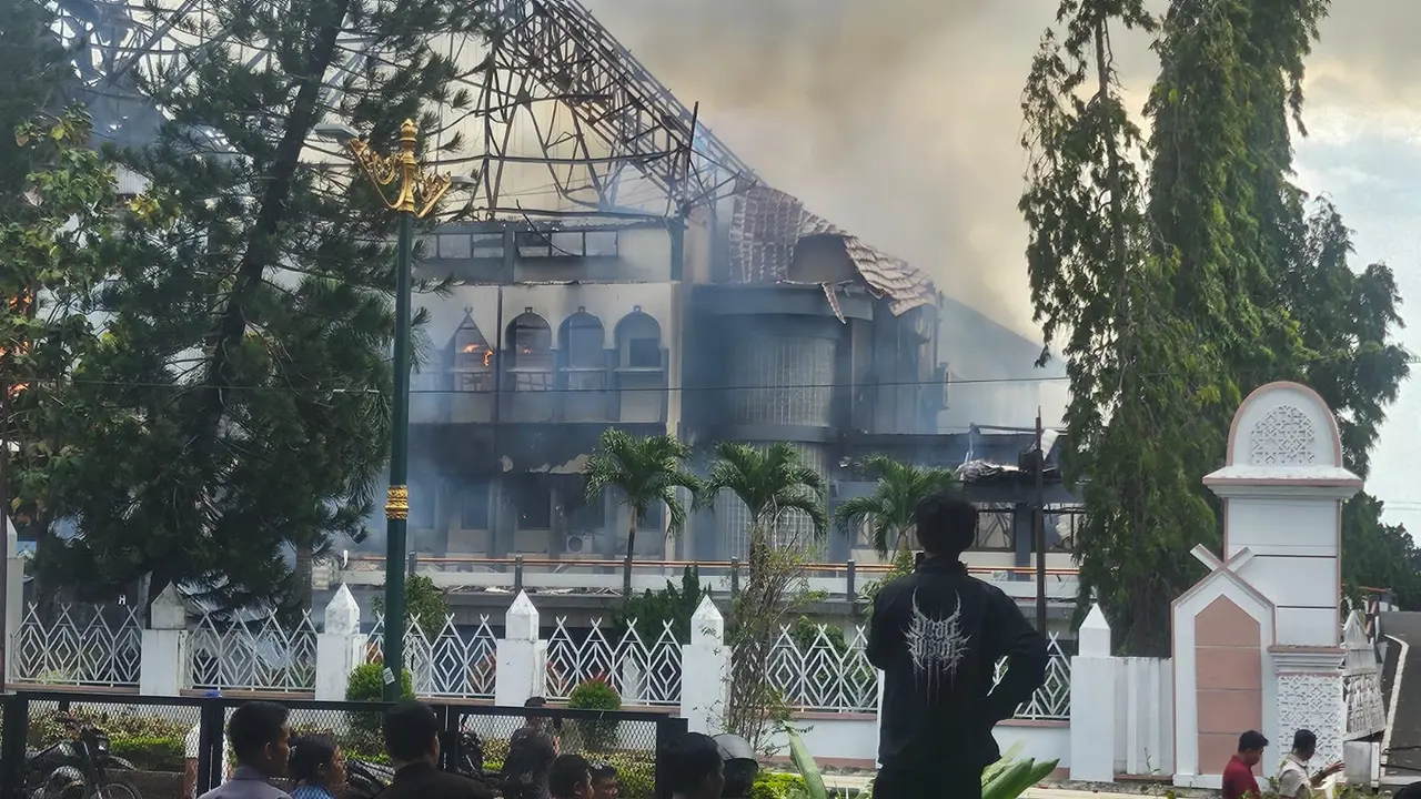 Atap gedung DPRD NTB ludes dibakar massa