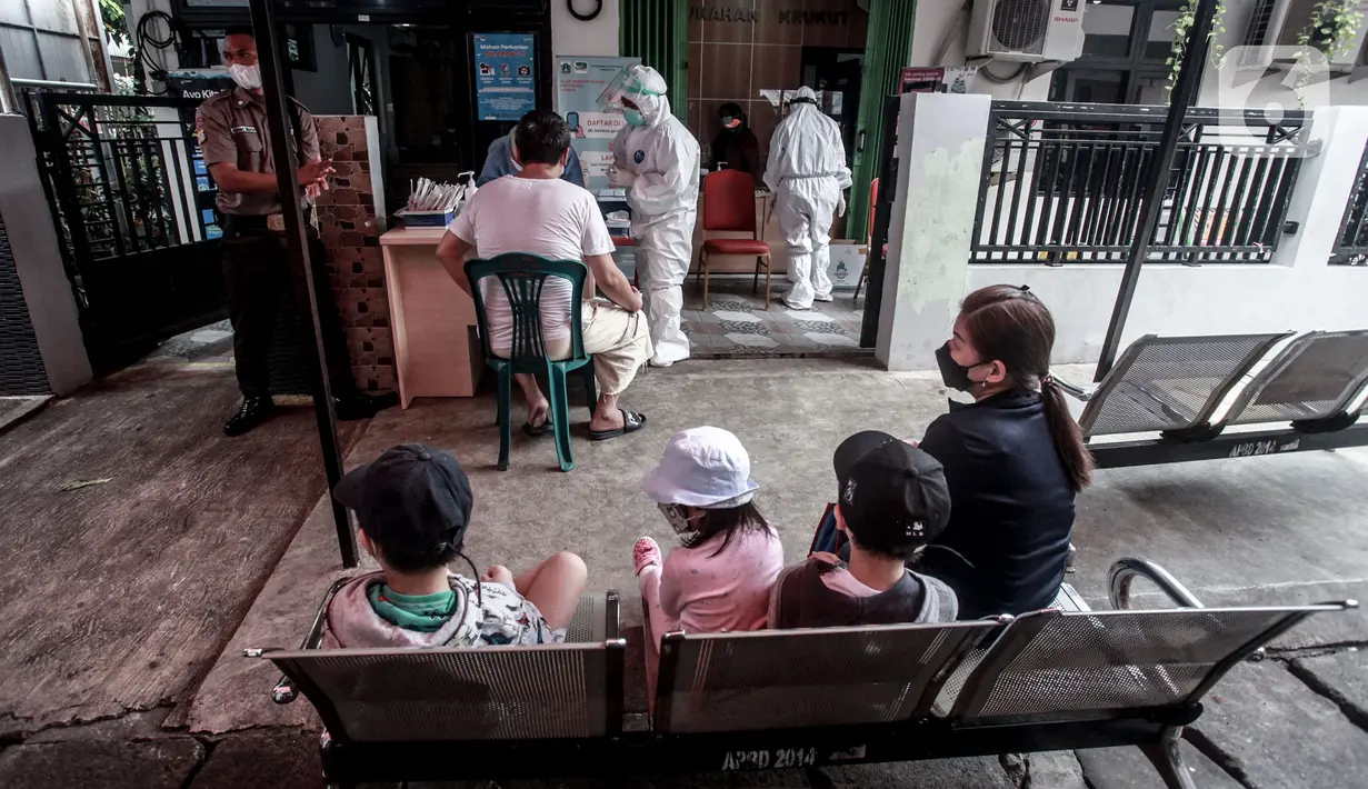 Warga menjalani tes swab di RW 002, Kelurahan Krukut, Taman Sari, Jakarta Barat, Senin (10/1/2022). Satgas COVID-19 Jakarta memberlakukan mikro lockdown di RT 08, 010, 011, dan 014 usai 36 warga terkonfirmasi positif COVID-19. (merdeka.com/Iqbal S. Nugroho)