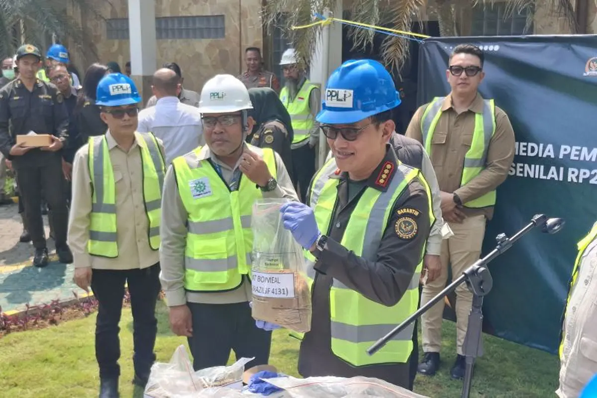 Barantin memusnahkan 312 ton MBM dari Brasil usai ditemukan kandungan porcine. (Foto: Antara)