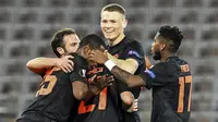 Pemain Manchester United merayakan gol yang dicetak Daniel James ke gawang LASK pada leg pertama 16 besar Liga Europa di Linzer Stadion, Linz, Austria, Jumat (13/3). Manchester United menang telak 5-0 atas LASK. (AP/Kerstin Joensson)