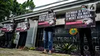 Aktivis dari PETA melakukan aksi mengecam pemotongan sapi di depan Kementerian Pertanian, Jakarta, Kamis (11/11/2021). Mereka meminta publik menjadi vegan dengan menolak mengkonsumsi daging sapi karena menemukan kejanggalan beberapa rumah potong hewan (RPH) di Indonesia. (Liputan6.com/Faizal Fanani)