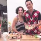 Pasangan selebritis Erwin dan Jana Parengkuan kerap menghabiskan waktu luang dengan memasak di dapur bersama empat anaknya