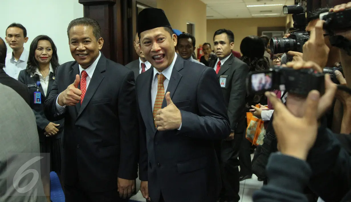 Kepala BNN Komjen Pol Budi Waseso (kanan) dan Kabareskrim Polri Komjen Pol Anang Iskandar mengacungkan jempol usai acara pelantikan di Kantor BNN, Jakarta, Selasa (8/9). Buwas resmi menggantikan Anang sebagai Kepala BNN. (Liputan6.com/Faizal Fanani)