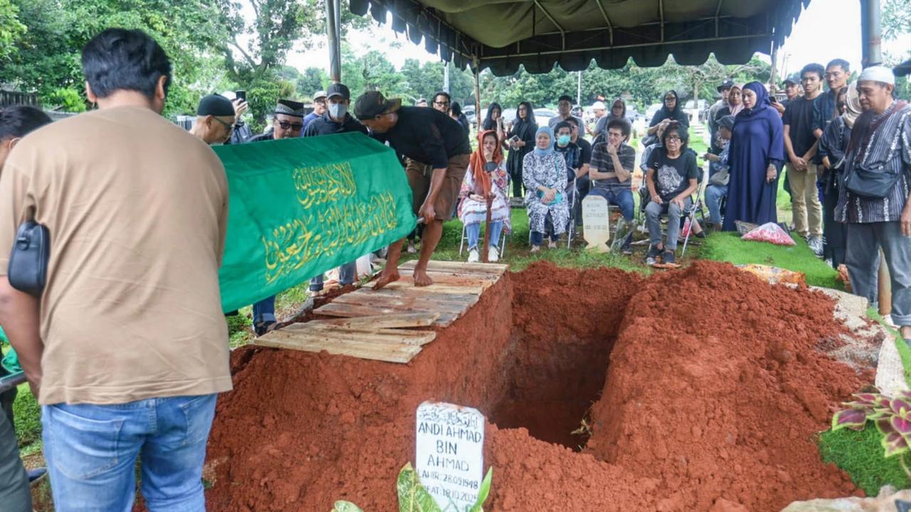 FOTO: Penghormatan Terakhir untuk Donny Fattah di TPU Kampung Kandang