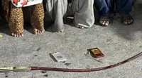 Senjata tajam celurit dan sejumlah remaja saat diamankan oleh polisi Brimob Polda Metro Jaya bersama Polres Metro Jakarta Timur (Jaktim). (Antara)