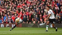 Striker Manchester United (MU) Marcus Rashford (kiri) melepas tendangan untuk merobek gawang Liverpool pada laga Liga Inggris di Old Trafford, Sabtu (10/3/2018). (AFP/Oli Scarff)