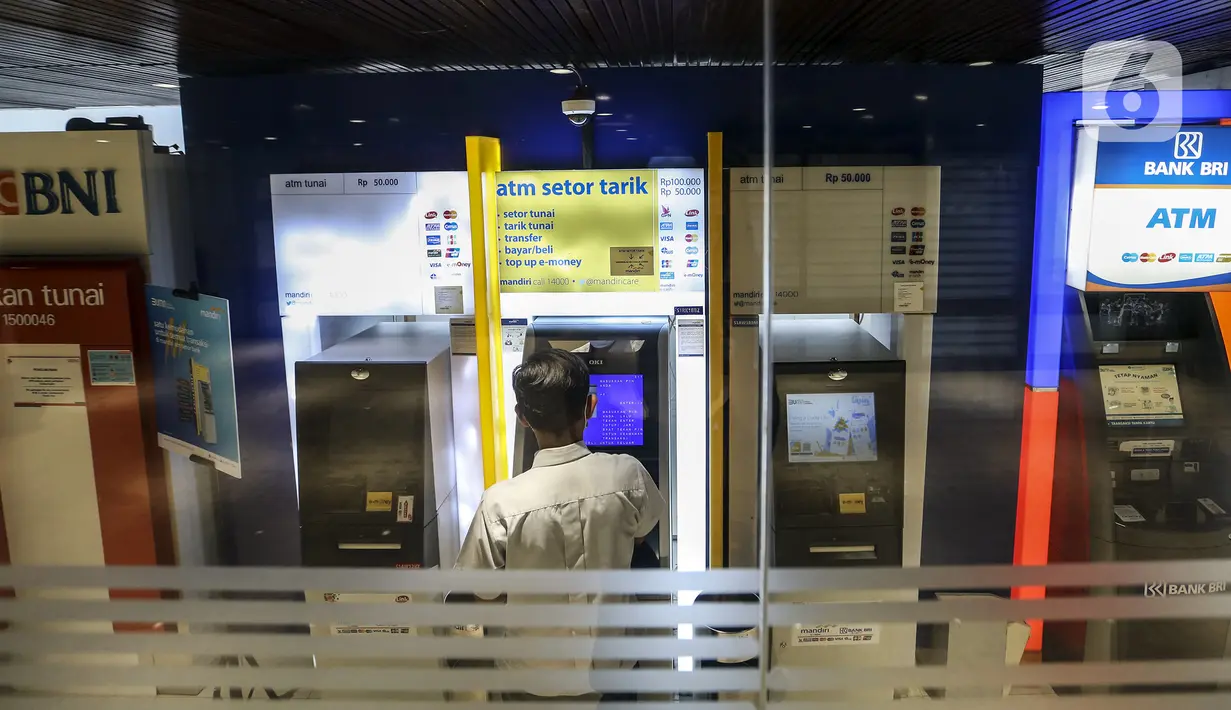 Nasabah melakukan transaksi melalui ATM di Jakarta, Kamis (11/11/2021). Otoritas Jasa Keuangan (OJK) mencatat penghimpunan dana pihak ketiga (DPK) perbankan tumbuh mencapai 7,69 persen yoy atau Rp 7.162,3 triliun pada September 2021. (Liputan6.com/Johan Tallo)