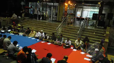 Sejumlah masyarakat menggelar istighosah di halaman Gedung KPK, Jakarta, Minggu (1/2/2015). (Liputan6.com/Andrian M Tunay)