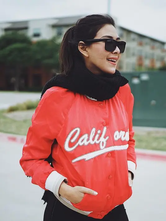 Untuk yang satu ini, adik Raffi Ahmad ini mengenakan celana hitam dengan atasan baju lengan panjang berwarna merah. Penampilannya makin kece dengan tambahan scarf dan kacamata hitamnya. (Instagram/syahnazs)