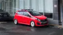 Daihatsu Ayla facelift ini nampak sangat pas dengan perpaduan warna body merah dan pelek Turbo Bastard Wheel putih. Tambahan Turbodisc di pelek depan memberikan aura retro-racing yang kuat. (Source: Instagram/@siaylamerah)