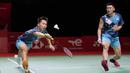 Pasangan China Taipe peraih emas Olimpiade Tokyo 2020 Lee Yang/Wang Chi-Lin kembali membuat ancaman nyata untuk Minions pada gim kedua semifinal BWF World Tour Finals 2021. (AP Photo/Dita Alangkara)