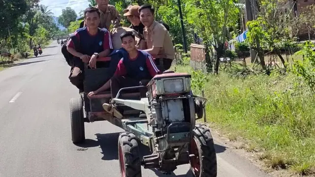 Kendaraannya Nyeleneh, Ini 7 Potret Kocak Siswa saat Berangkat Sekolah