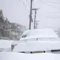 Sebuah mobil yang diselimuti salju selama badai yang menghantam pesisir New Jersey (4/1). (AP Photo / Julio Cortez)