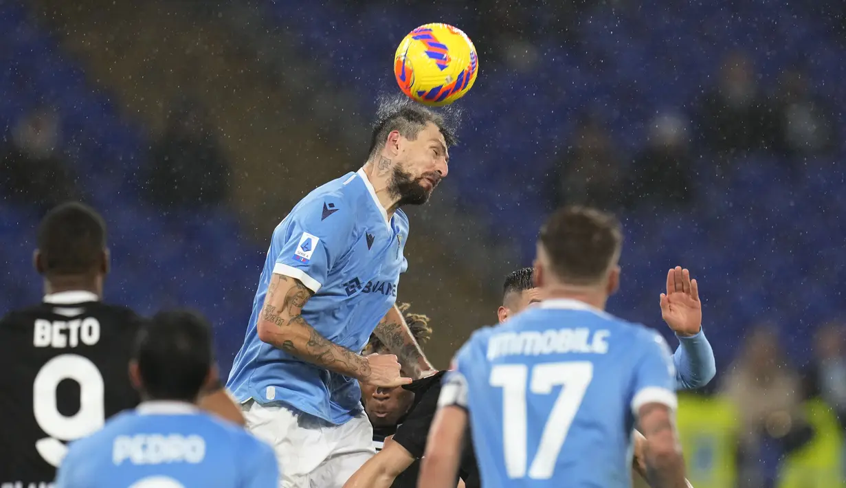Bek Lazio Francesco Acerbi menyundul bola saat menghadapi Udinese pada pekan ke-15 Liga Italia di Olimpico Stadium, Jumat (3/12/2021). Lazio harus puas berbagi poin setelah ditahan imbang Udinese 4-4. (AP Photo/Gregorio Borgia)