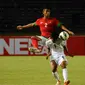 Bek Timnas Indonesia U-19, Putu Gede Juni Antara (atas) mencoba menahan laju serangan pemain Myanmar, Aung Thu, saat berlaga di Stadion GBK Jakarta, (5/5/2014). (Liputan6.com/Helmi Fithriansyah)