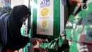 Warga menggunakan ATM Pertanian Si Komandan untuk mendapatkan beras gratis di Kodim 0606/Kota Bogor, Jawa Barat, Minggu (26/4/2020). ATM beras menyediakan 1,5 ton beras per harinya untuk 1000 warga sebagai upaya membantu masyarakat miskin yang terkena dampak Covid-19. (merdeka.com/Arie Basuki)