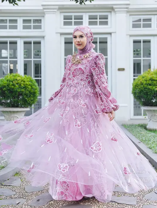 Ibu dua anak itu sukses jadi pusat perhatian dengan tampil menawan ala princess di hari bahagianya [@_irishbella_]