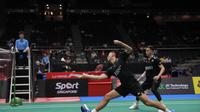 Pebulu tangkis ganda putra Indonesia Fajar Alfian/Muhammad Rian Ardianto saat berlaga pada babak 32 besar Singapore Open 2023 melawan&nbsp;Ben Lane/Sean Vendy dari Inggris di&nbsp;di Singapore Indoor Stadium, Kallang, Singapura, Selasa (6/6/2023). (foto: PBSI)