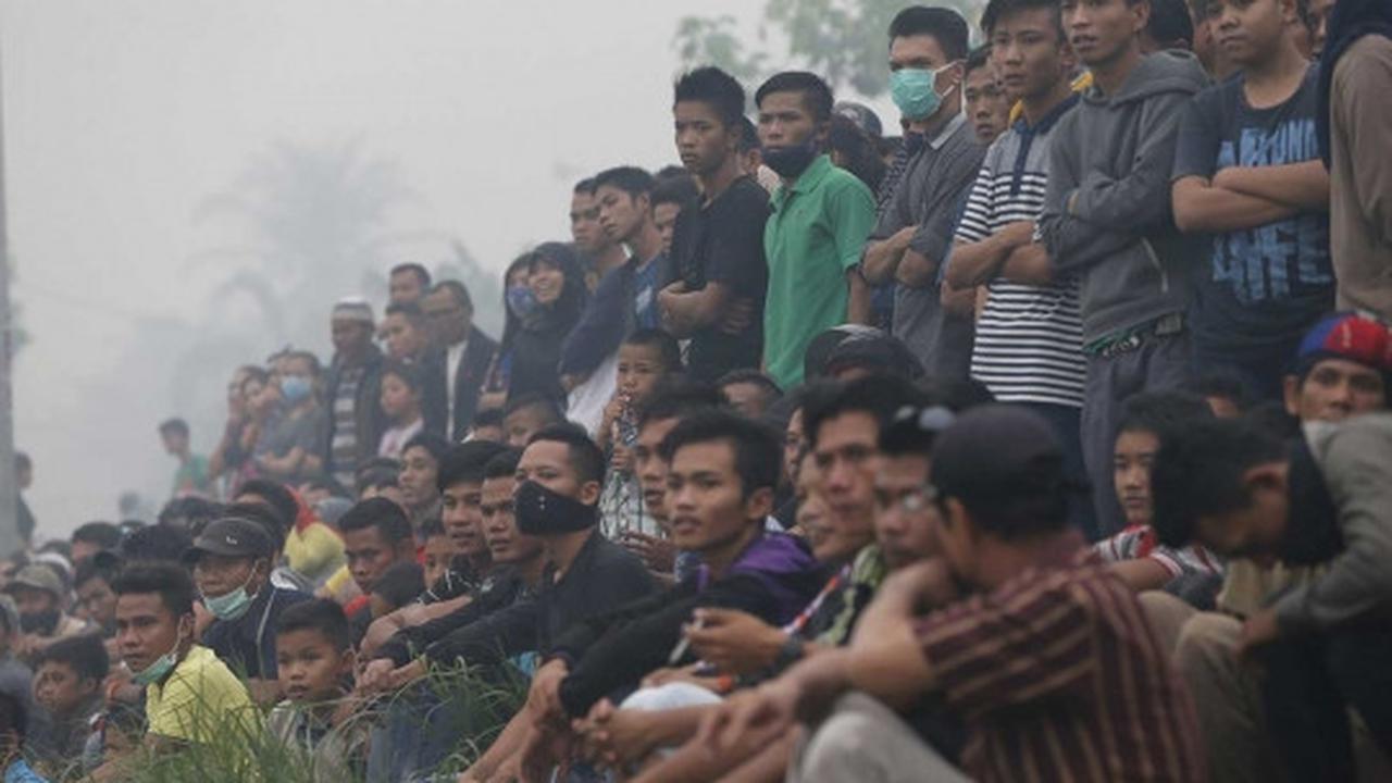 Berkompetisi sepakbola di tengah pekatnya kabut asap Jambi