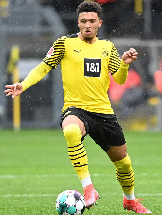Gelandang Dortmund, Jadon Sancho membawa saat bertanding melawan Bayer Leverkusen dalam pertandingan divisi satu Bundesliga di Dortmund, Jerman barat pada 22 Mei 2021. MU membeli Jadon Sancho dari Dortmund, dengan mahar 90 juta euro atau sekitar 1.5 triliun rupiah. (AFP/ Ina Fassbender)