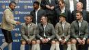 Pemain-pemain Bayern Munchen melakukan sesi foto dengan memakai kostum tradisional Bavaria. Pemain baru Munchen, Arturo Vidal pun turut serta dalam sesi foto tersebut. (25/8/2015). (AFP Photo/Christof Stache)