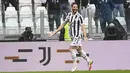 Gelandang Juventus, Manuel Locatelli berselebrasi usai mencetak gol ke gawang Sampdoria pada pertandingan Liga Serie A Italia di Allianz Stadium di Turin, Italia, Minggu (26/9/2021). Kemenang ini mengantar Juventus naik ke posisi delapan dalam klasemen sementara. (Marco Alpozzi/LaPresse via AP)