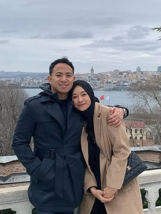 <p>Momen romantis hingga momen manis dibagikan dalam beberapa potret yang diunggah di akun instagram masing-masing. [Instagram/riphatsenikentara]</p>