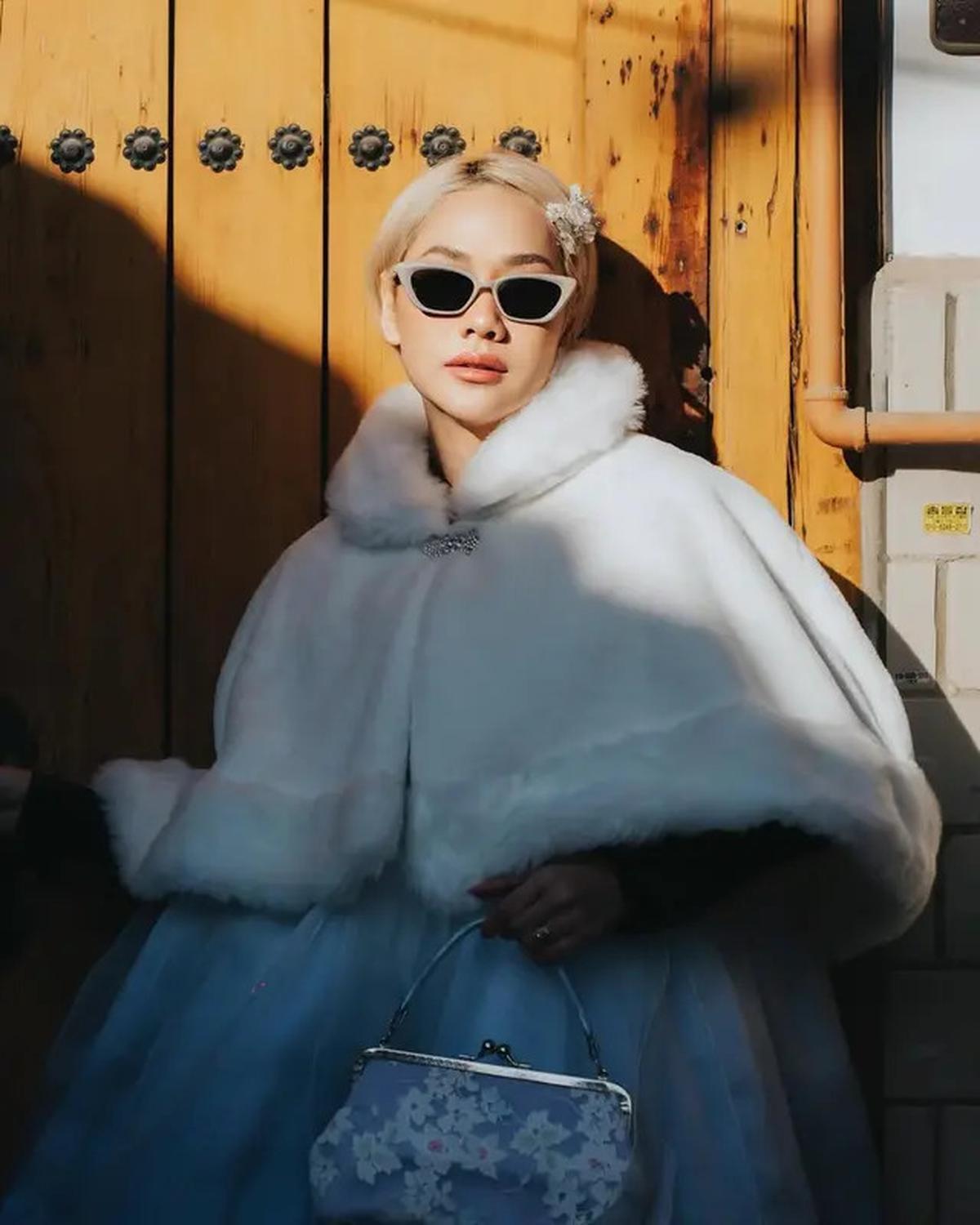 6 Potret OOTD BCL Selama di Korea Selatan, Paduan Pas dengan Rambut Pixie Cut