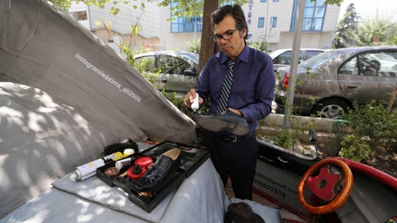 Uniknya mobil sepatu milik tukang semir jalanan di Iran