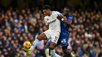Penyerang Aston Villa asal Inggris Ollie Watkins berebut bola dengan gelandang Chelsea asal Belgia Romeo Lavia selama pertandingan sepak bola Liga Primer Inggris antara Chelsea dan Aston Villa di Stamford Bridge, London pada 1 Desember 2024.Glyn KIRK / AFP
