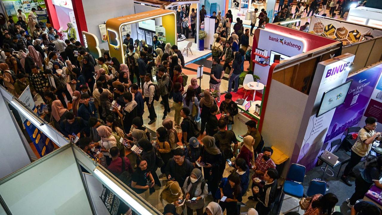 Ribuan Pencari Kerja Serbu Job Fair di Surabaya